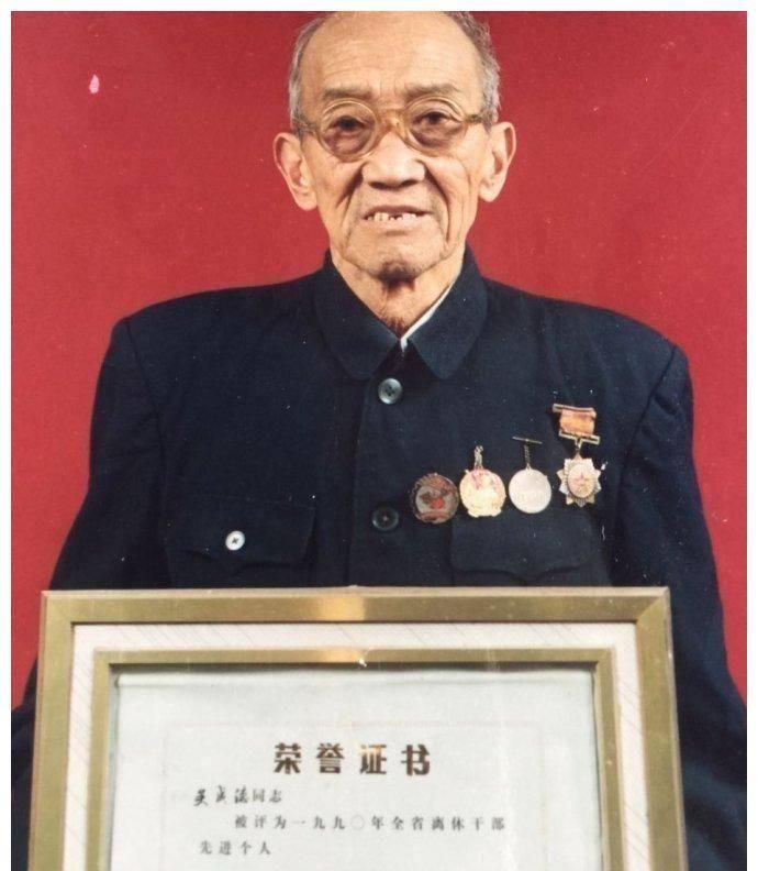 抗美援朝那会儿，咱志愿军里有个叫吴成德的将军，英勇无比，结果被敌人抓了。回国后，