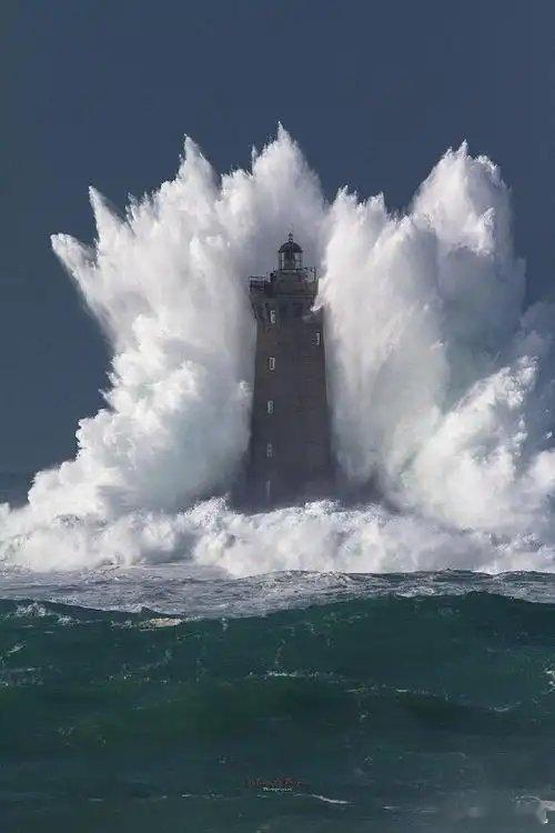 工资高但是很孤独的工作你们说的都不算工资高了，直到我看到了这个守塔人↓