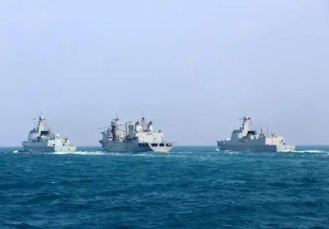 菲律宾军机低飞抵近黄岩岛方向，距离我方领空只剩四十千米，中国空军飞行员的警告没留