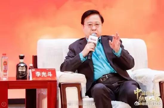 专家建议取消禁酒令，本人是非常反对这项提议的，禁酒令还是应该严格执行下去。

国