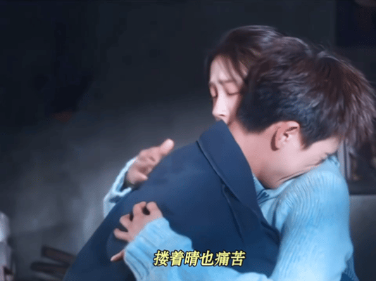 李昀锐哭戏代入感太强了李昀锐把邢武的破碎感演活了！炫岛被烧后强撑着安抚大家，转身
