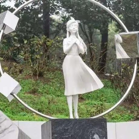 别再揪着大S雕像像不像本人了，艺术总监的回应早就点透了核心，怀念从来都不是复刻一