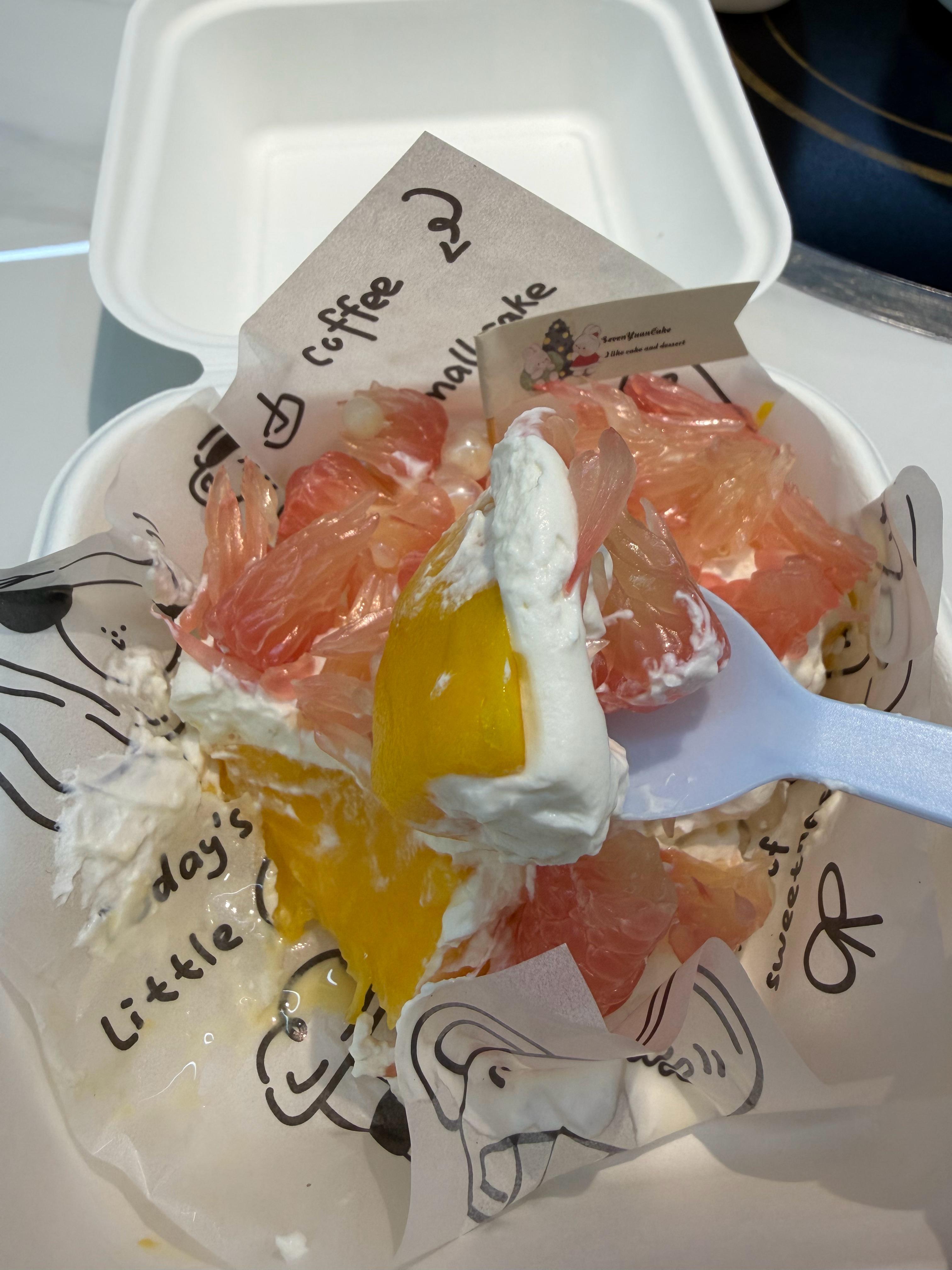 这几口固体杨枝甘露大概就是半个中芒果🥭+两口酸奶+一口柚子你猜它卖我夺少？？？