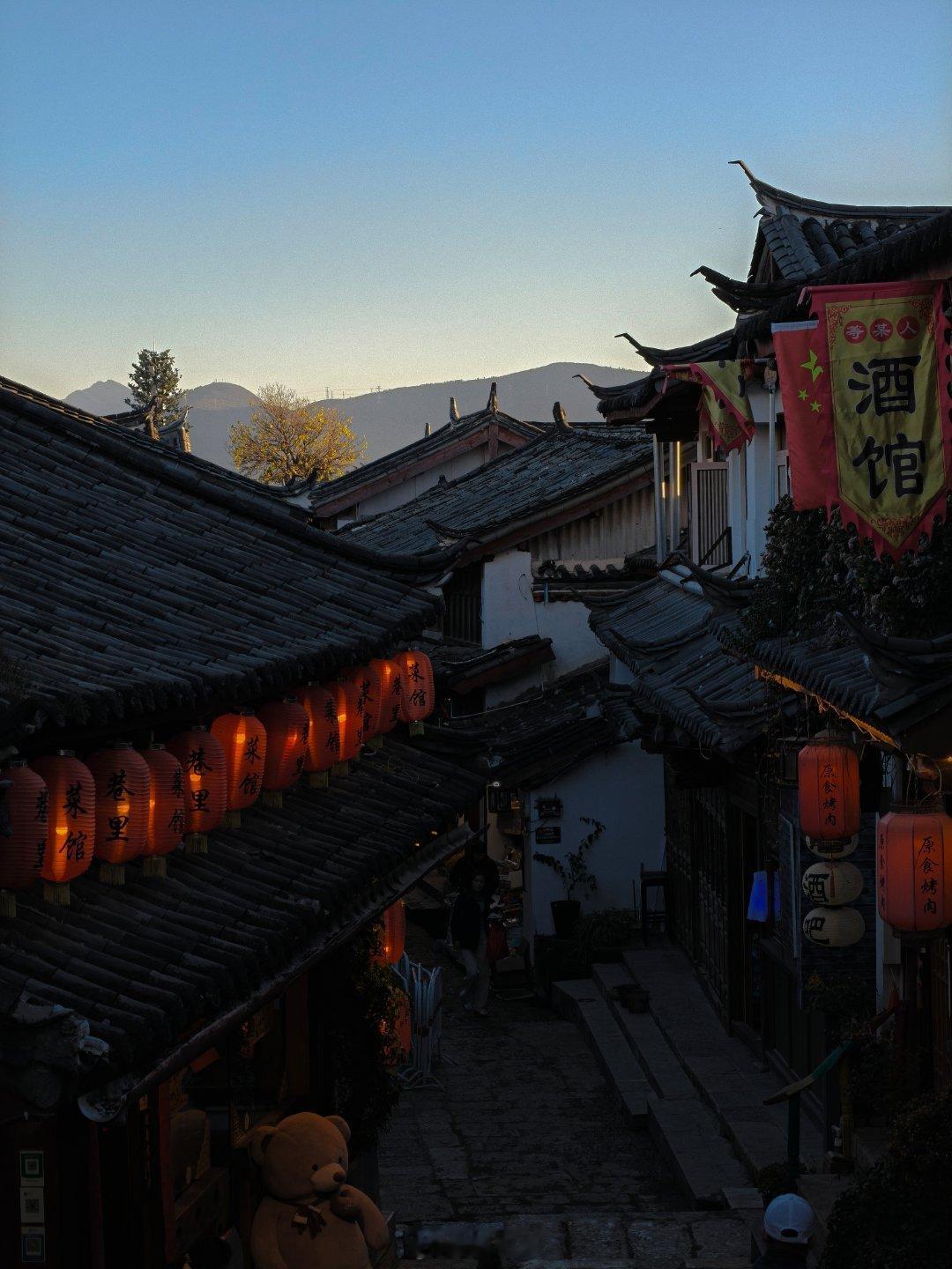 「回味 · 丽江古城」街头散步溜达纯瞎拍忽然的瞬间，在那遥远的地点～📷：🟠 