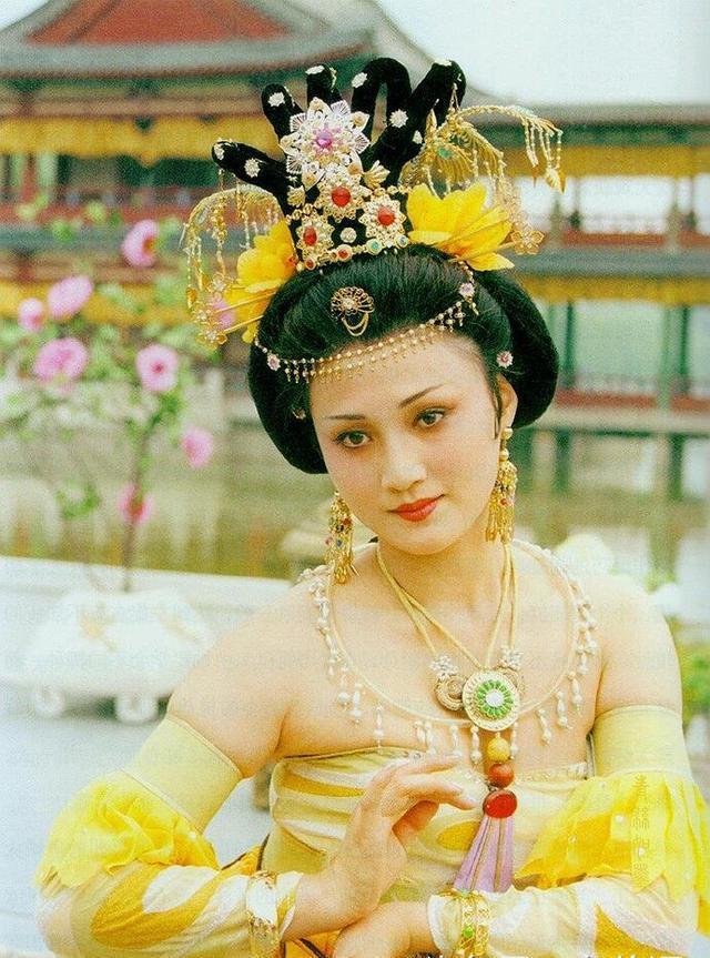 继续说杨贵妃的的历史！

杨玉环女士傍上或者被傍上李隆基这条最粗大腿之后，真的就