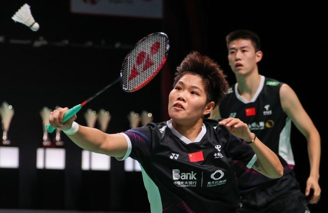 2-0！东道主溃不成军，凤凰组合攻陷魔鬼客场，决赛国羽德比战！
在丹麦羽毛球公开