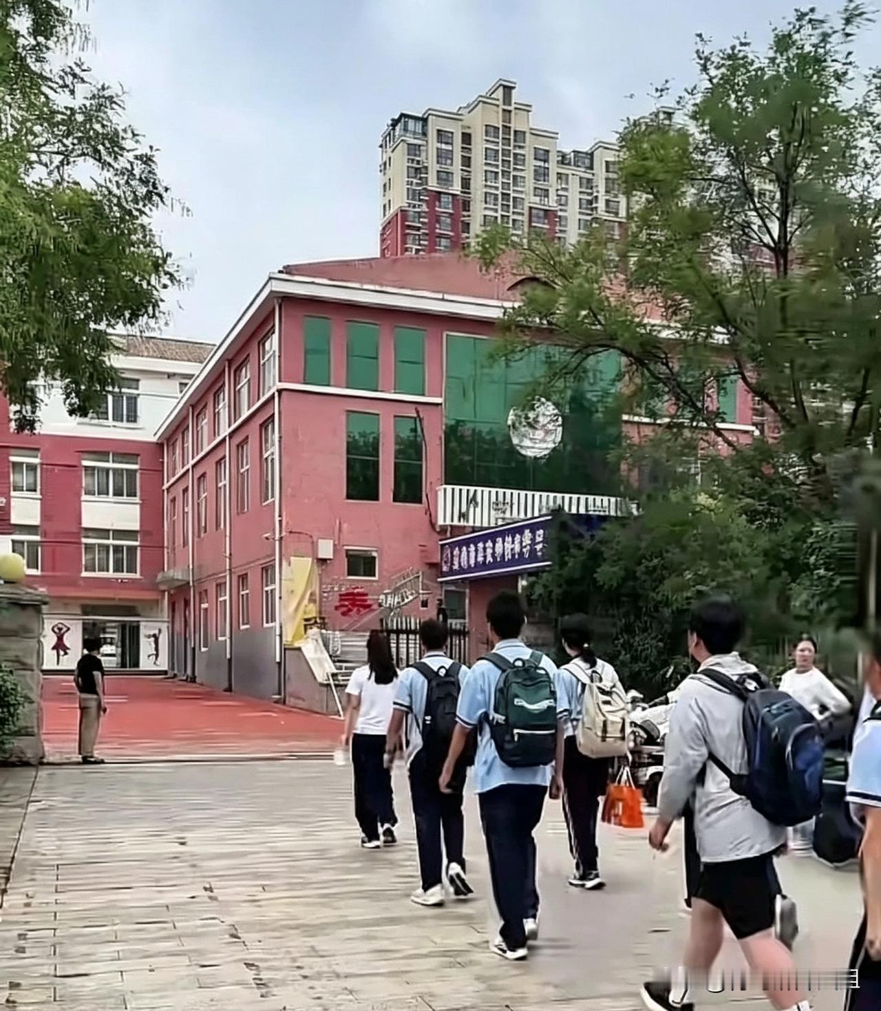开学新动态｜阜安中学初三学生入驻大同小学阜安西校区。
今天是新学期开学的第一天，