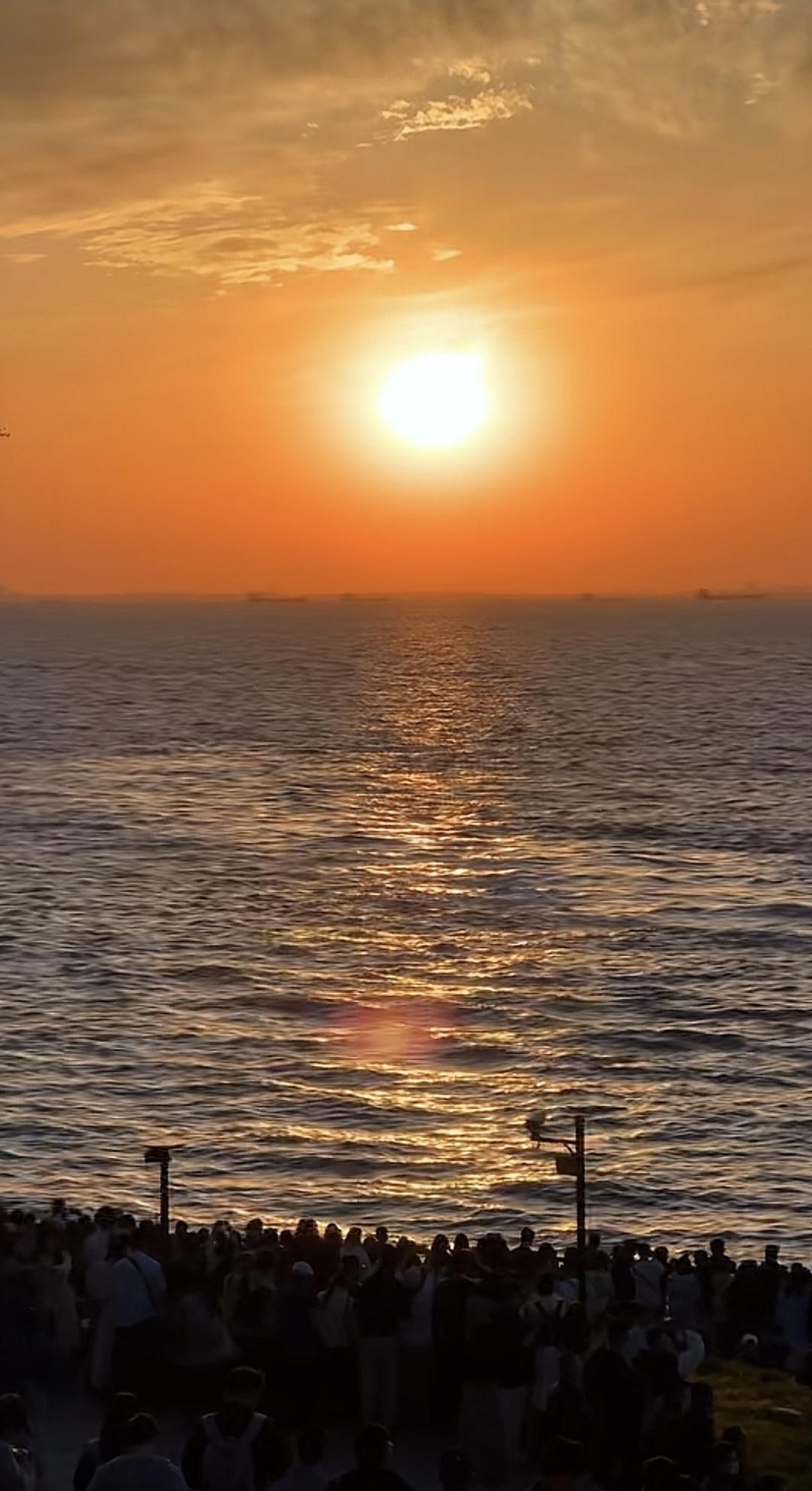 我永远爱傍晚轻抚的微风，落日黄昏的海边，和此刻的你风景 你们当地“傍晚”用方言怎