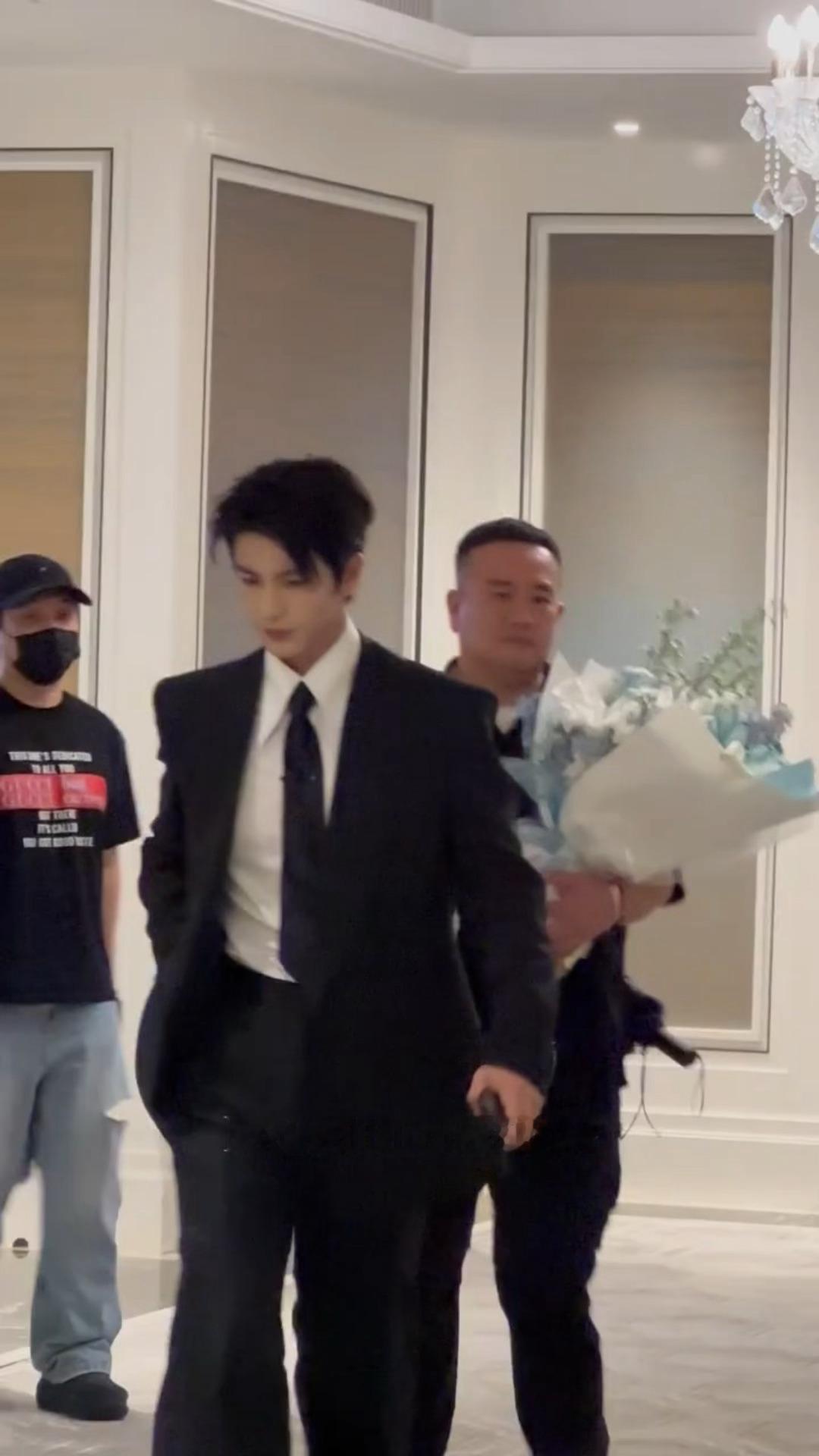 张凌赫西装霸总冷脸下班帅的我鼻血直流[流鼻血][流鼻血][流鼻血]张凌赫西装霸总