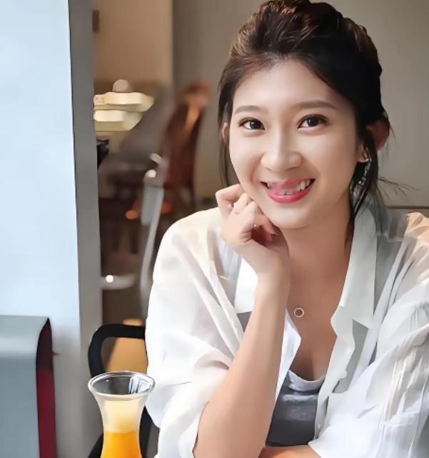 国民党发言人李明璇集美貌与才华于一身的超级美女，比郑丽文还激进。就因为多次发表认