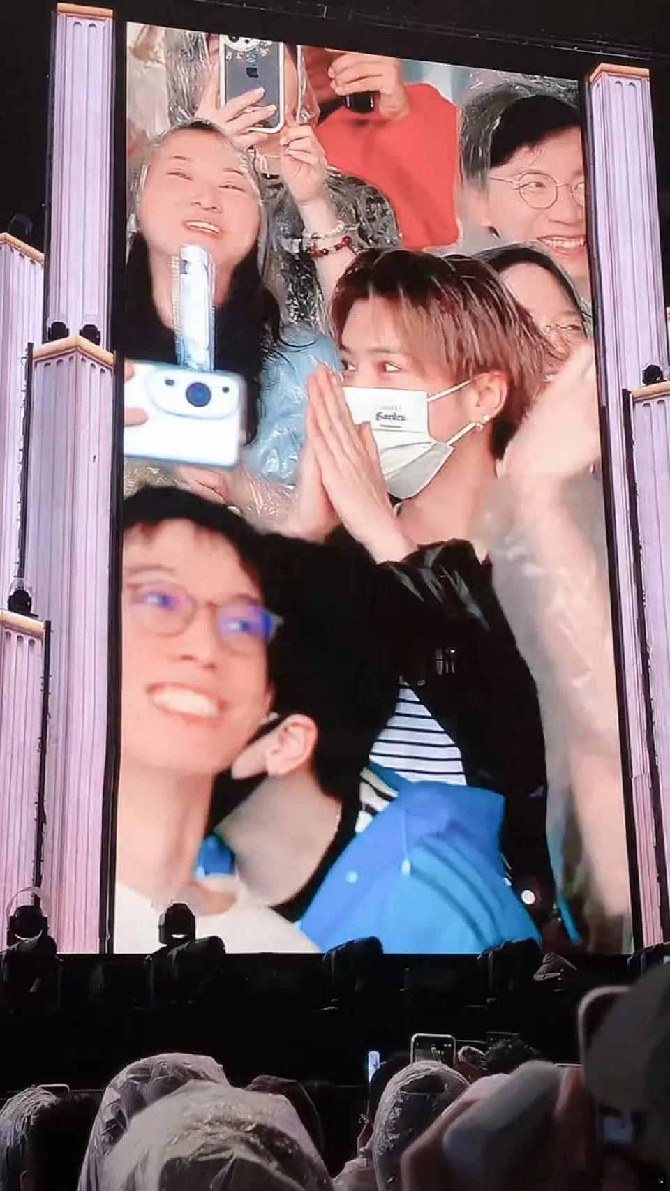 真不敢想关晓彤每天面对鹿晗这张帅气的脸蛋儿，她得有多幸福。 ​​​