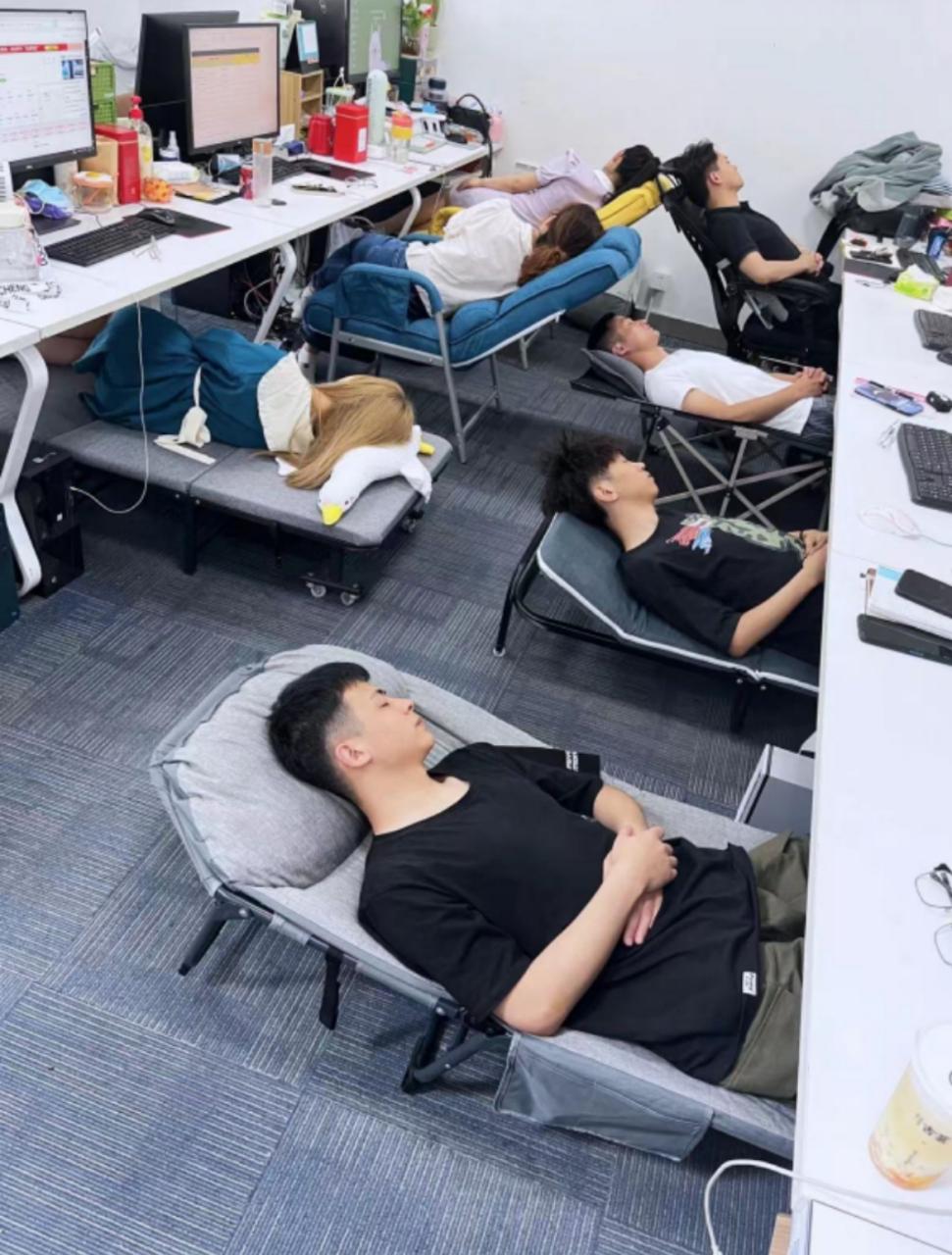 “取消午休，改成16点下班”冲上热搜！
近日“取消午休，换提前下班，你愿意吗？”
