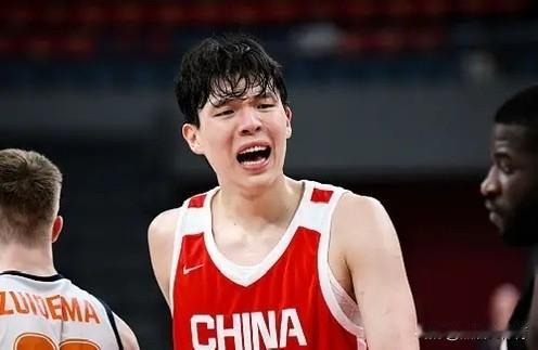 一个三分没给投
一个完整的挡拆没打
一个手递手没打
一个策应传球没打
一个落阵地