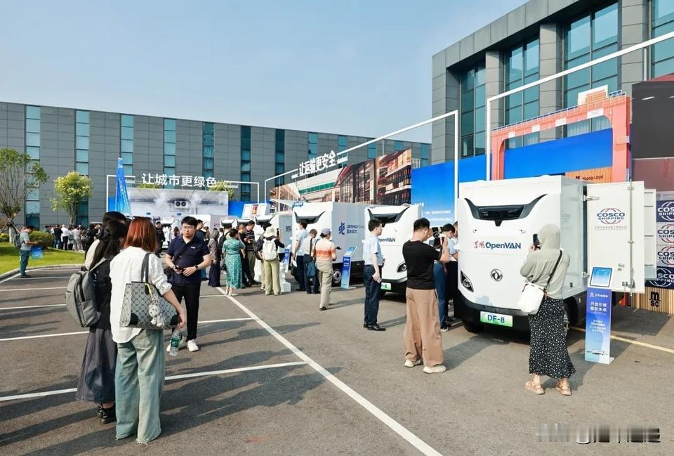 2026年6月6日，位于襄阳的东风股份(轻型车)OpenVAN无人物流车在襄阳全
