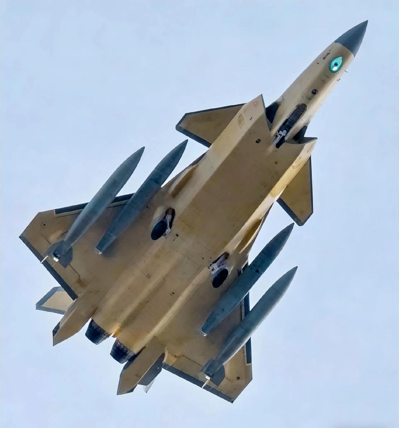 歼20为什么要挂副油箱呢？挂了副油箱不是破坏了隐身性能吗？这应该是飞机在远距离的