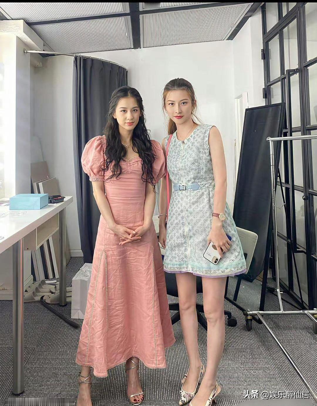 不愧是明星，就是不一样，明明淡妆的黄圣依和素人在一起还是更抓人眼球，真厉害，
我