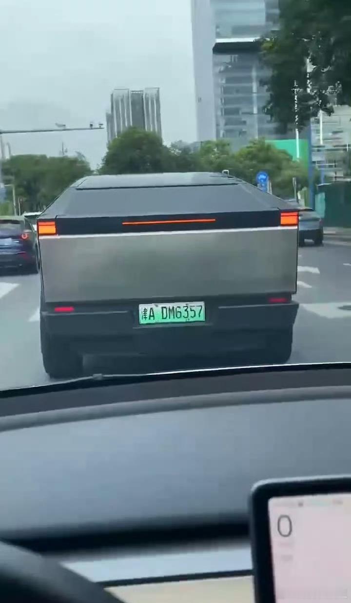 #绿牌特斯拉Cybertruck现身天津街头#这应该是第一辆成功上牌的Cyber