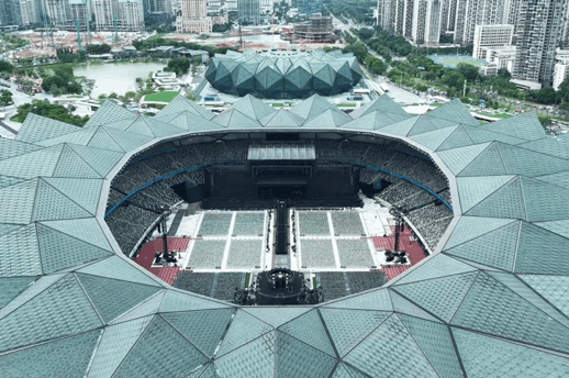 王源演唱会人生镜头有了舞台聚光定格的这一刻，刚好把多年的坚持与从容尽数收纳，画面