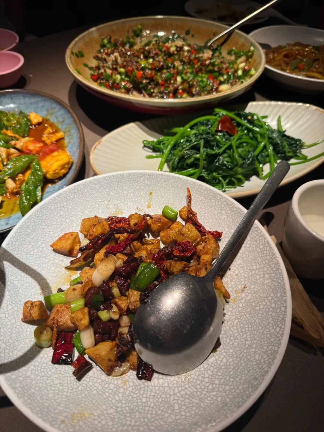 老公说面试来回一趟，还真挺累啊！但没有什么是一顿饭、一次谈心和睡一觉解决不了的。