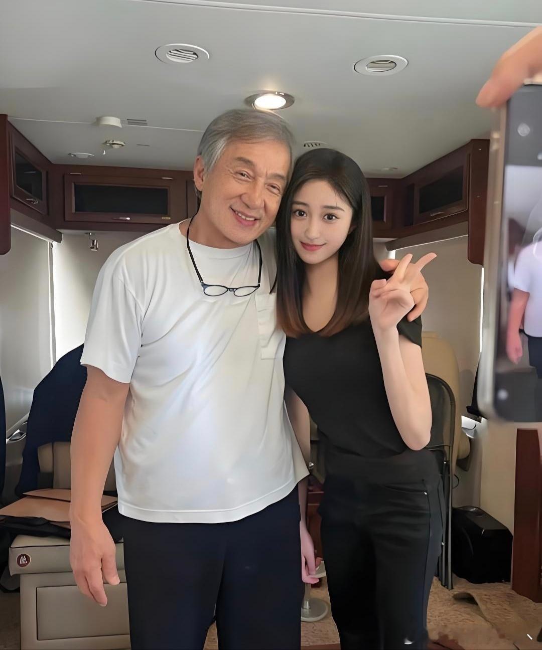 成龙大哥这状态也太绝了！刷到他近期的模样直接瞳孔地震，71岁这状态，怕不是偷偷开