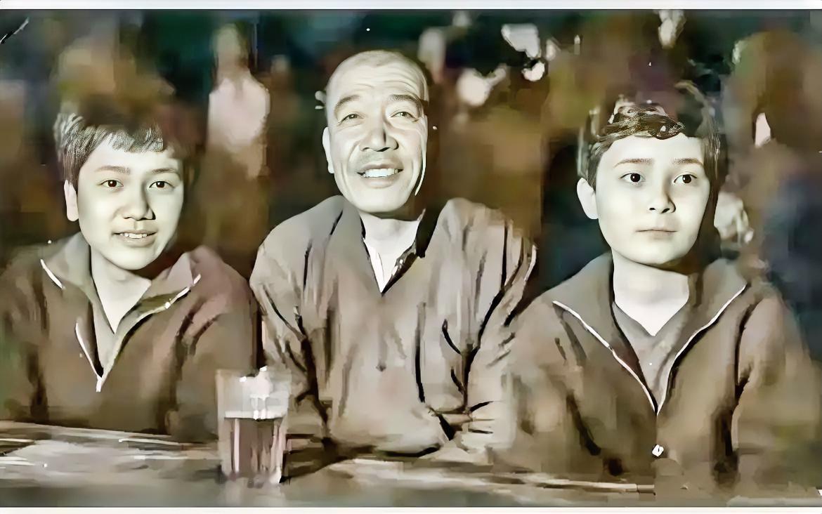 他是著名全国劳动模范、曾担任大寨村党支部书记的陈永贵。 
       这是他和