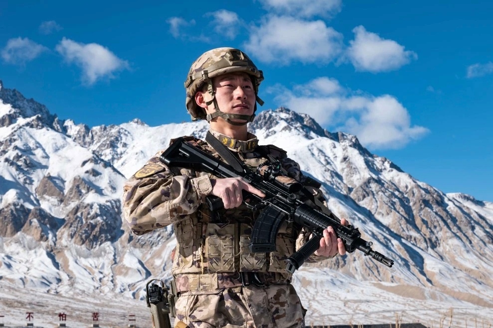 这支QBZ192整了土制拉柄帽和自购组合瞄。图里很多细节和某特战支队是对的上，快