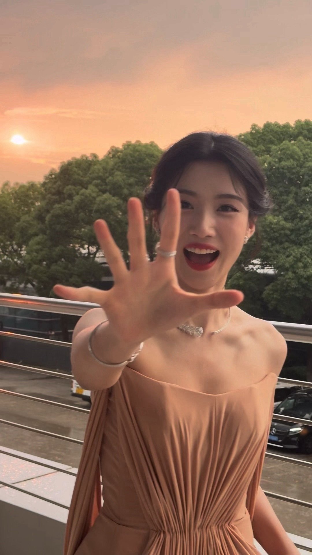 卢昱晓发自拍被骂只会萌萌的道歉卢昱晓又美又有实力