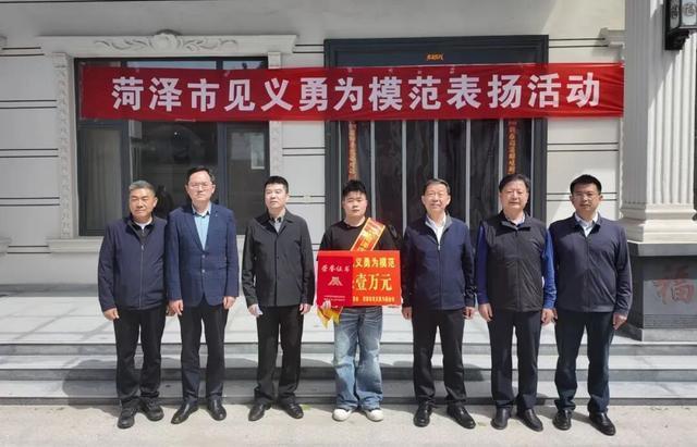 凡人亦英雄！菏泽小伙火海救人，热血担当暖人心危急关头敢挺身而出，菏泽小伙张健用行