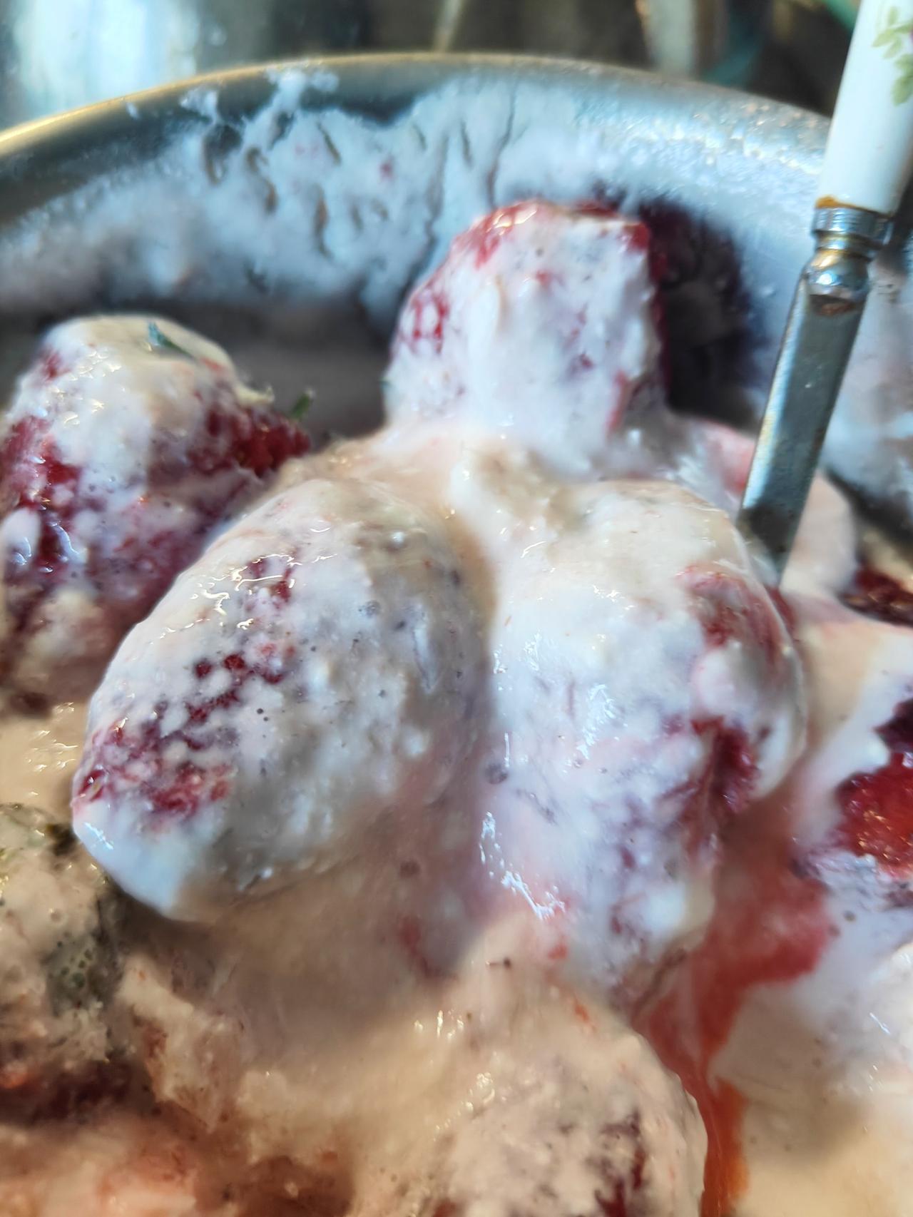 🍓奶油裹着草莓尖儿，酸甜在舌尖炸开！🫐车厘子藏在优格里，每口都是味觉暴击～奶