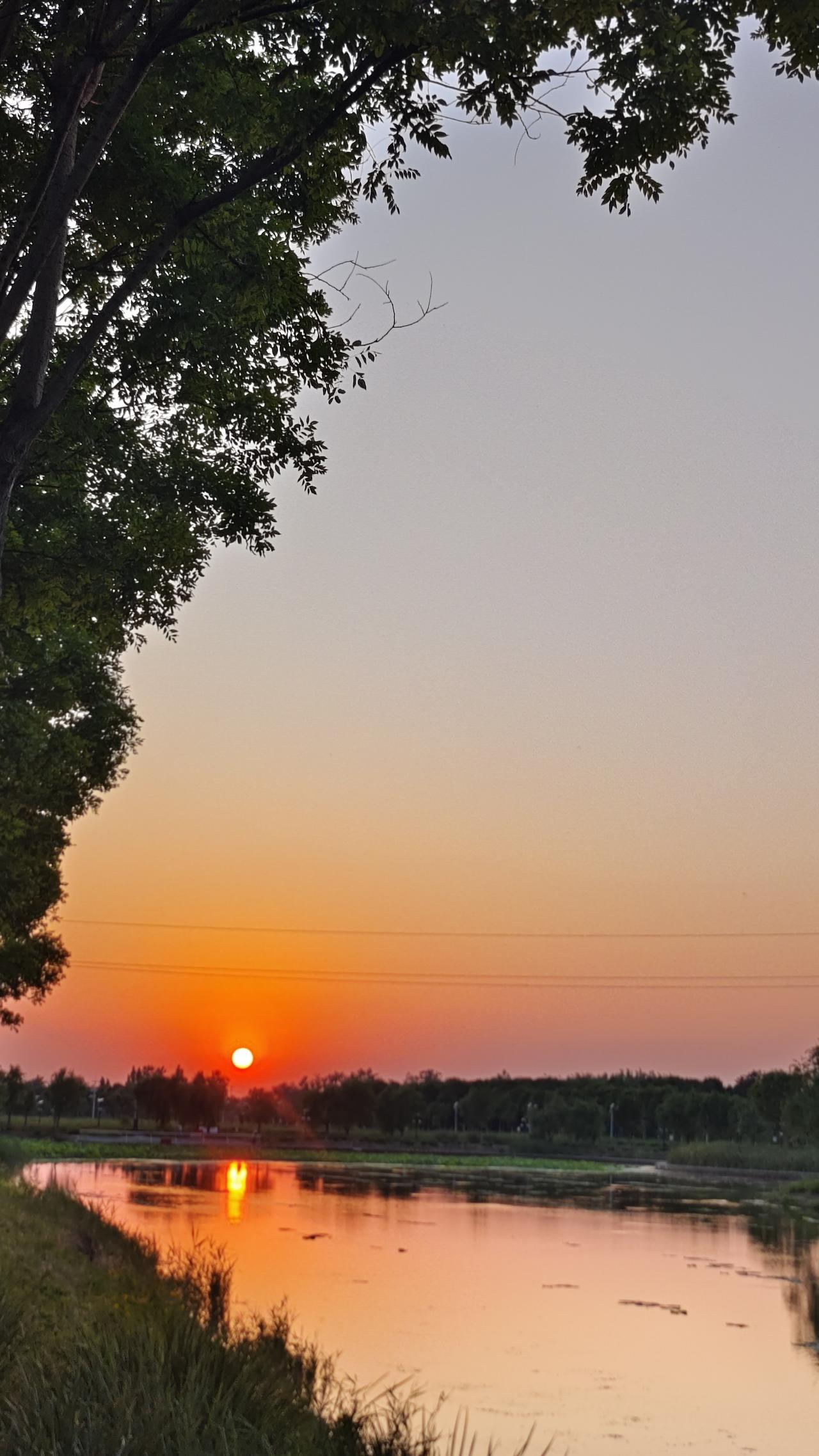 夕阳的美总是无法用相机拍出来，每每看到夕阳半落的唯美画面，总是非常感慨。

那天