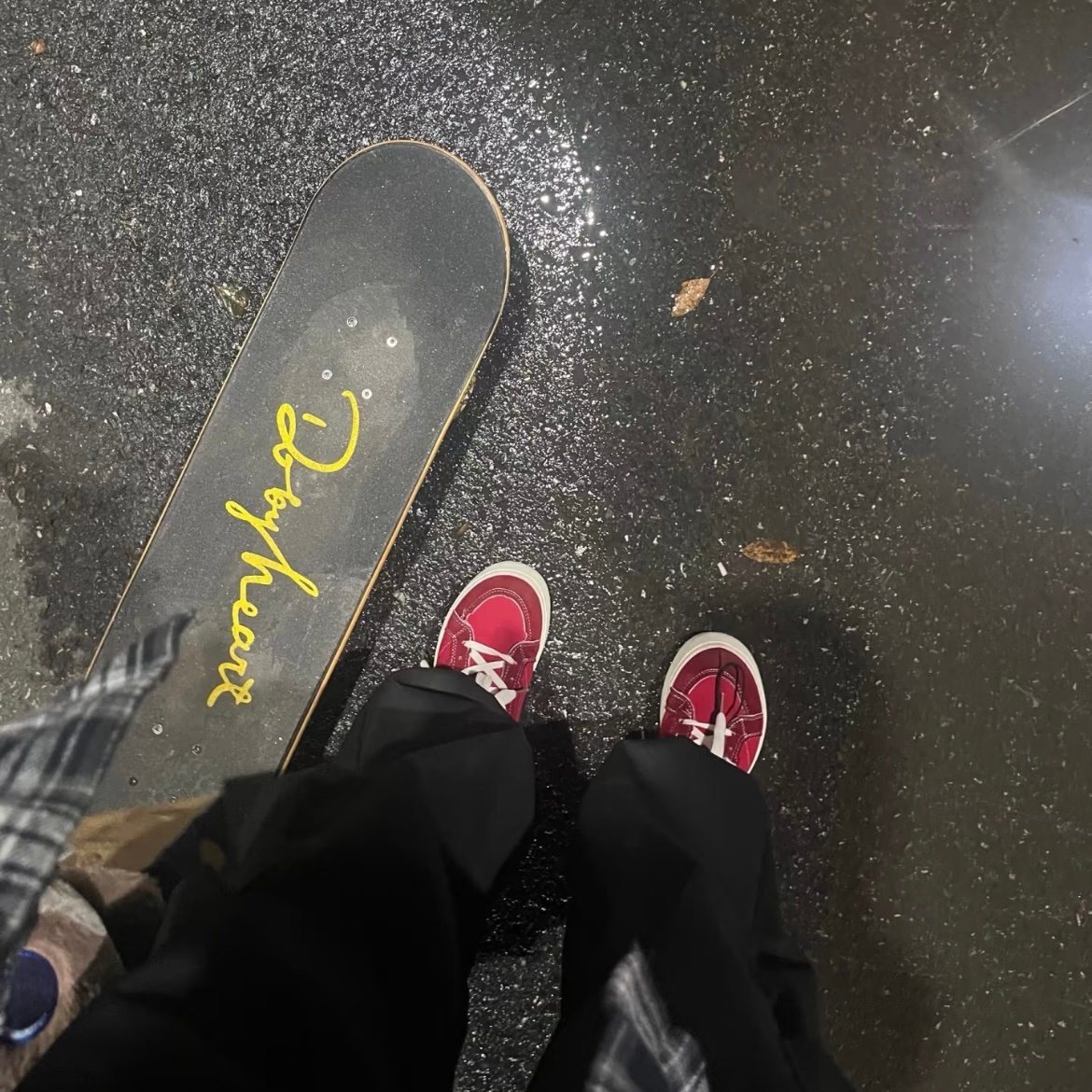 终于可以把沉睡了一年的滑板拿出来晒晒了！就算地面带着点雨后的潮气，也拦不住想上板