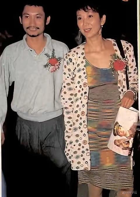 施南生和徐克离婚了，
还是为什么是徐克出面对外公布死讯？
 
其实不是没人替她料