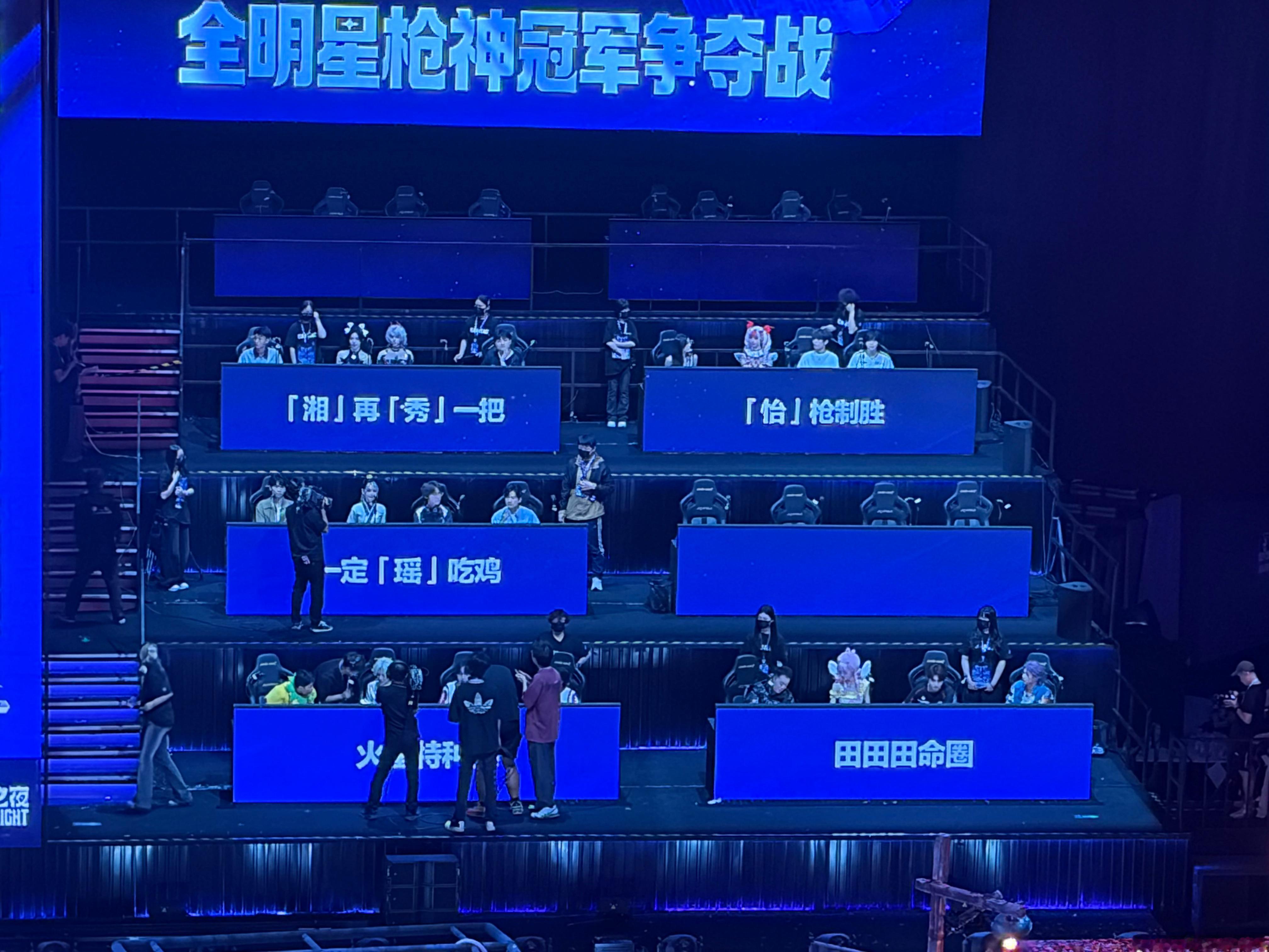 我要笑死了 又是我爸的位置前围着最多的摄像机 