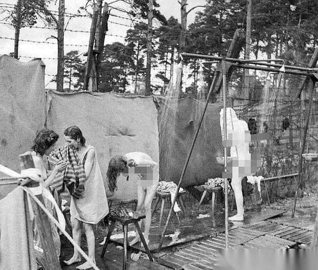 她们管这叫“优待”。
当冰冷的雨水砸在赤裸的身上，她们可能真的恍惚了一下，以为这