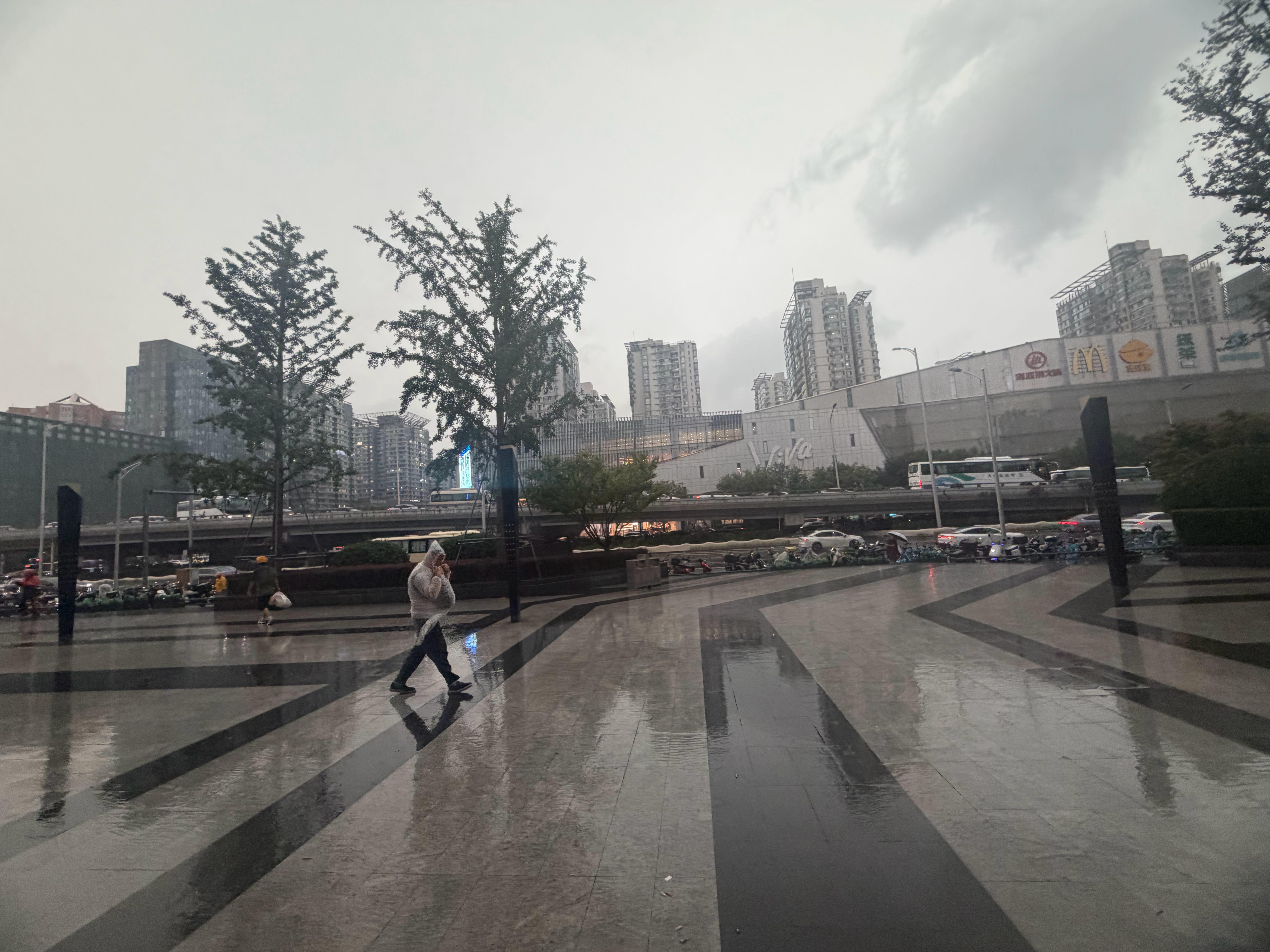 北京大雨阵雨，瞬间大风暴雨 