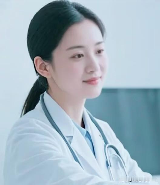 七言·赠医者
 
白衫映雪气清和，听诊声中渡世波。
眼底温柔藏暖意，为扶疾苦化春