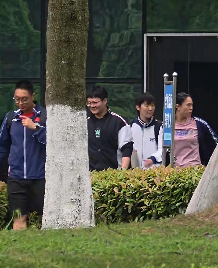 成都国乒训练基地，王曼昱今日中午训练结束，与体能教练、孟队医和徐奕、白思文一起下