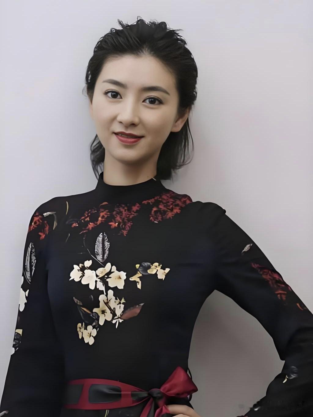 眉间一点朱砂痣，温婉如兰自芳华。斓曦一颦一笑，皆是东方美人的风骨与从容。朱砂点眉