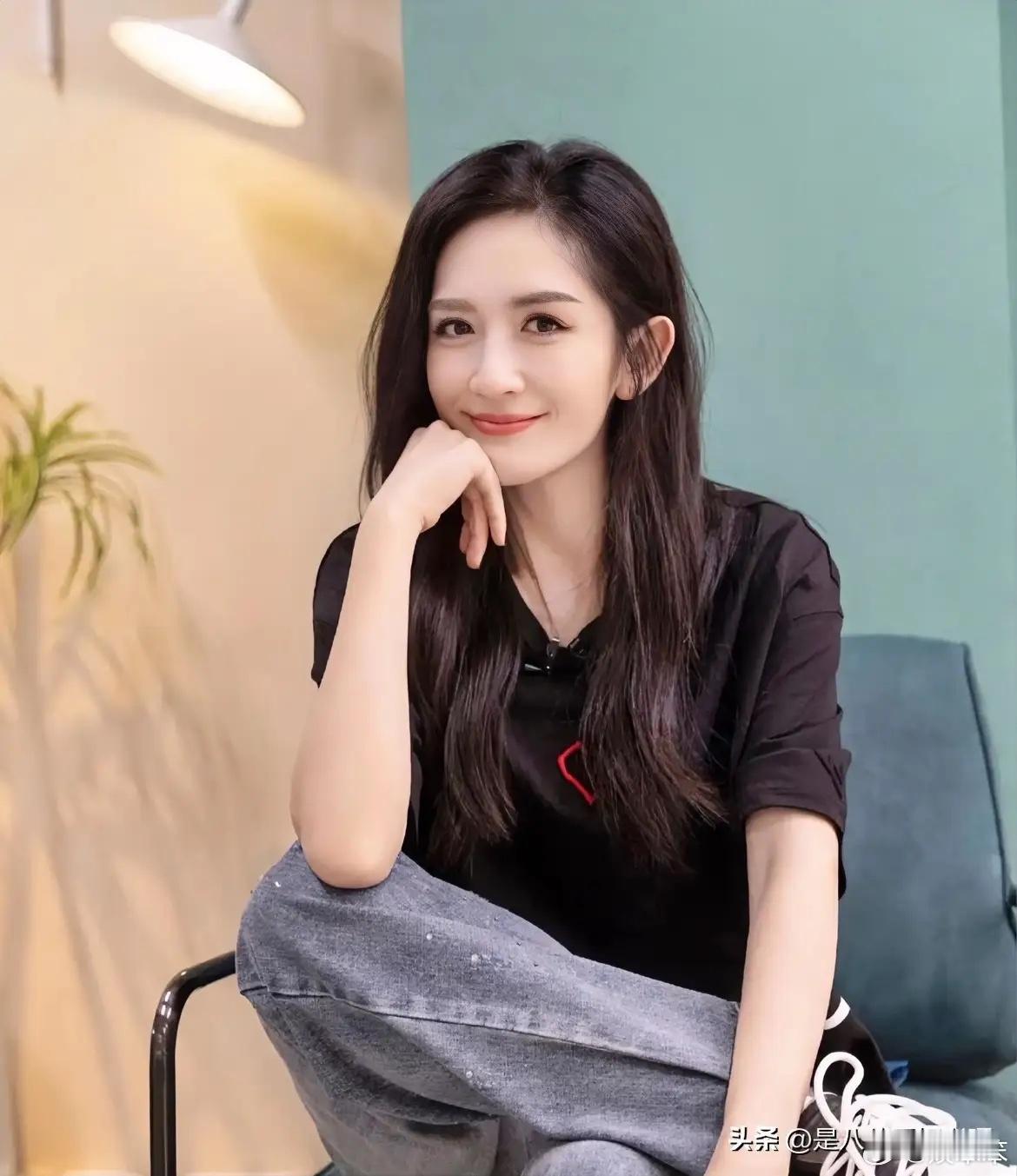 我隐隐有种感觉，谢娜可能要进行转型啦！倒不是她不想和杰哥在公众面前秀恩爱了，而是
