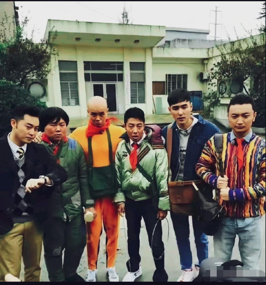 这一群人像逃荒似的，个个愁眉苦脸的，看看都是谁！