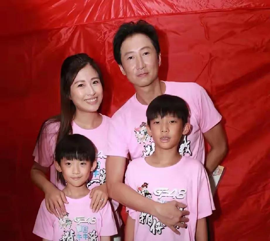 惊爆！洪金宝之子洪天明携港姐妻子周家蔚，竟举家搬离香港，定居深圳！两人结婚多年，