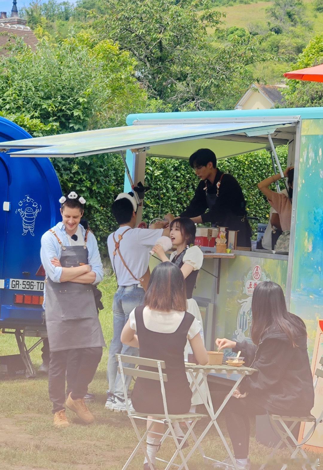 #虞书欣潦草小狗# 中餐厅最新路透🈶，虞书欣的头发逐渐潦草哈哈 ​​​