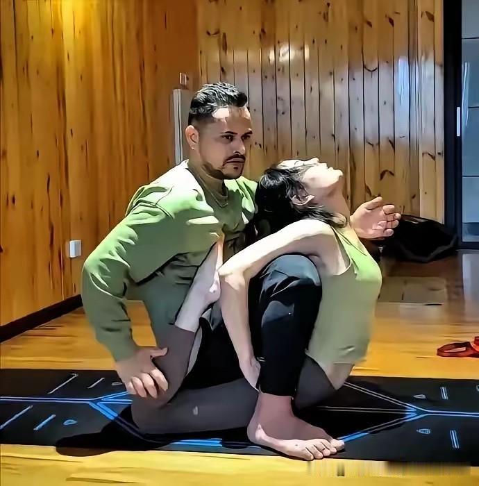 披着羊皮的恶徒终会暴露真面目！
河南郑州的一家连锁瑜伽馆，爆出一桩丑闻。一个印度