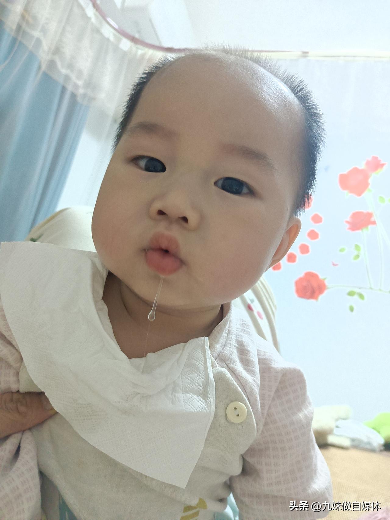 才三四个月的小孩就一直流口水，有的人说是要长牙了，也太早了吧。我觉得不会那么快长