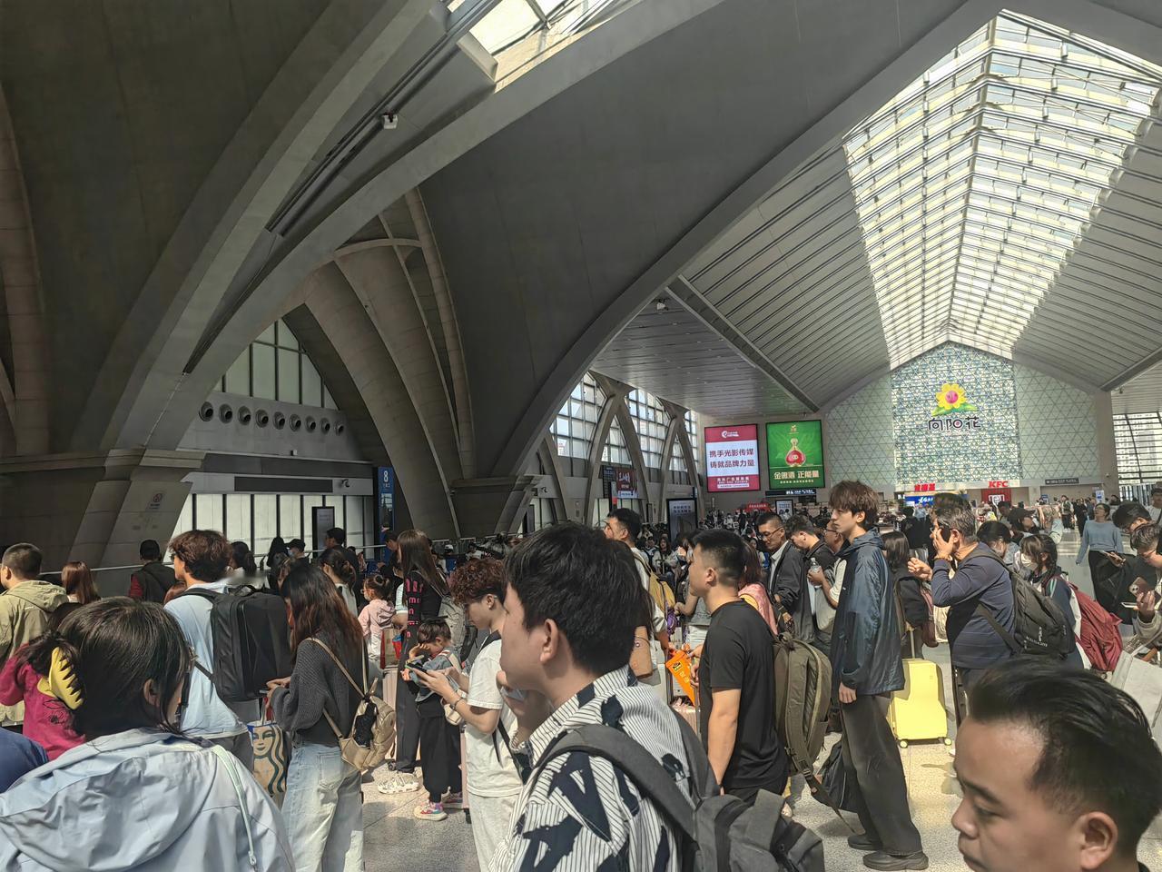 9月30日下午，宁夏银川火车站那叫一个热闹，返程高峰妥妥地来了，人多得就像蚂蚁搬