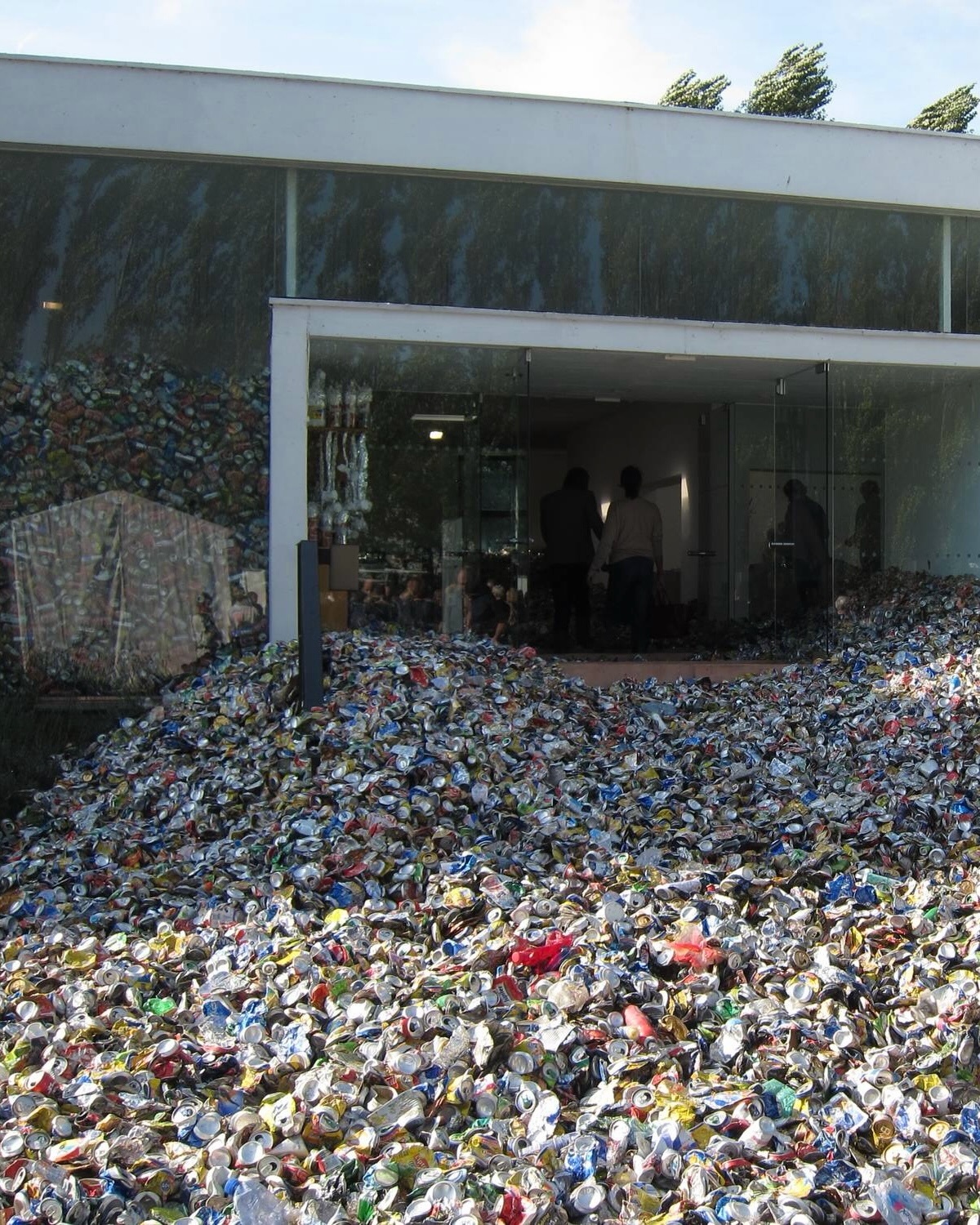 2010年，托马斯·赫希霍恩（Thomas Hirschhorn）用垃圾填满了一