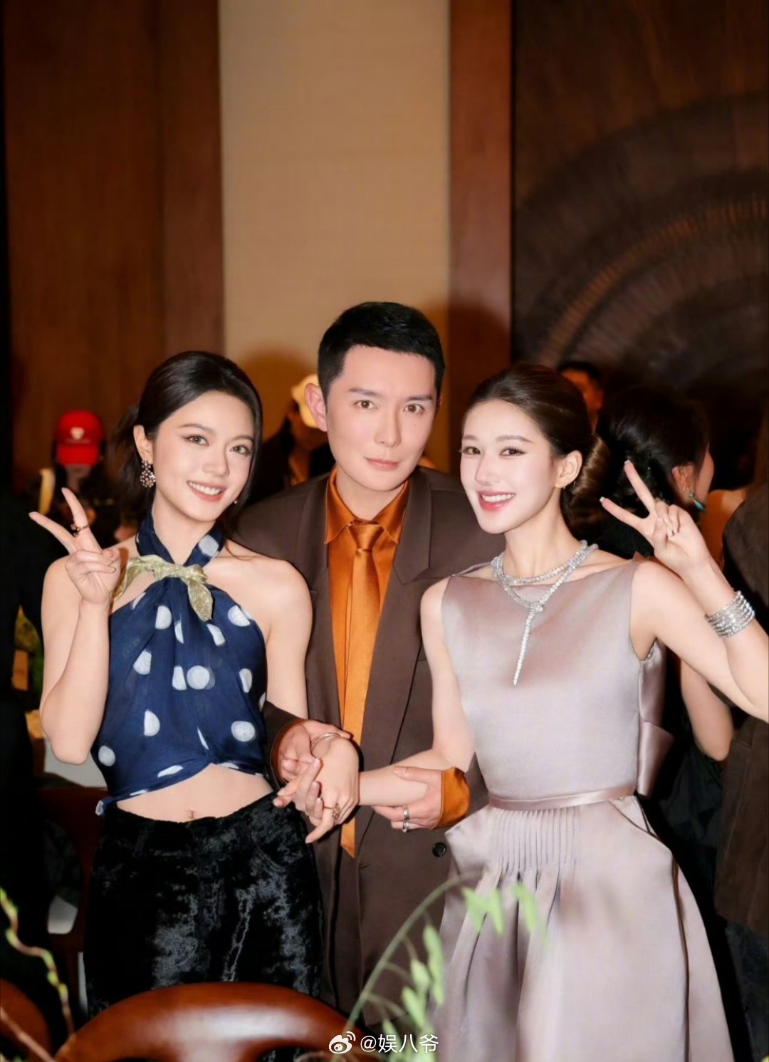 赵露思 赵今麦VOGUE晚宴同框合照，两位大美人谁让你一见倾心 
