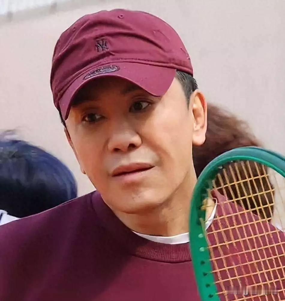 都说毛宁是同性恋，这事儿还得从2000年说起。当年他被三名男子抢劫，反抗时被刺好