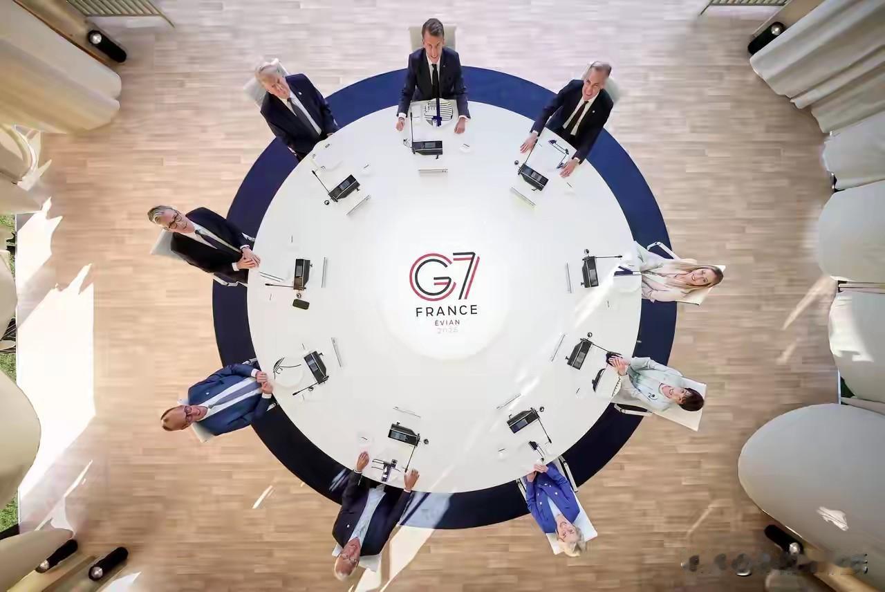 G7圆桌照片火了！座次表情全是戏，泽连斯基紧盯特朗普求会面，邀华计划落空！

 