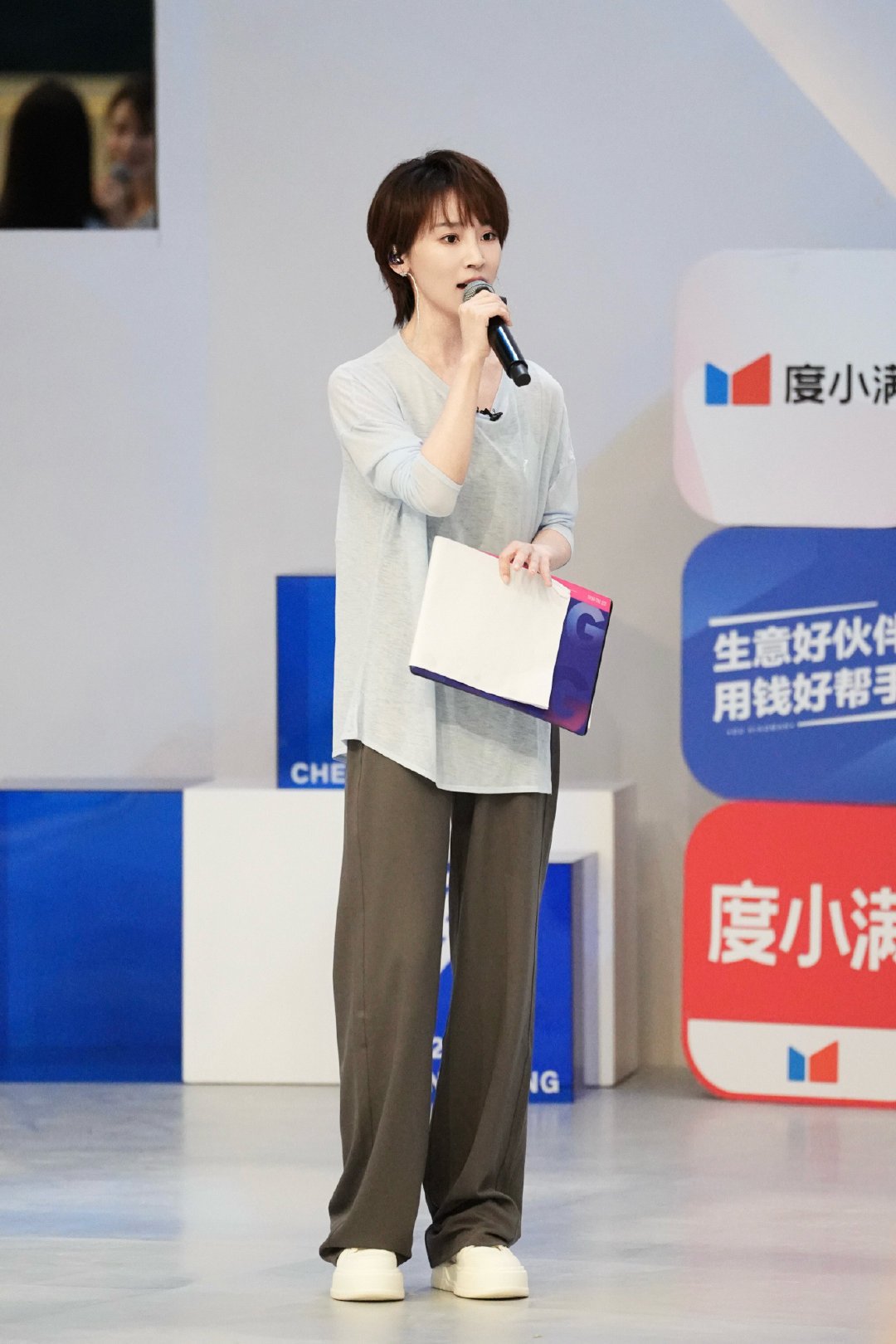 谢楠谢楠半夜跑到张月旁边乘风2026脑补出谢楠半梦半醒摸索床铺的样子，画面感直接